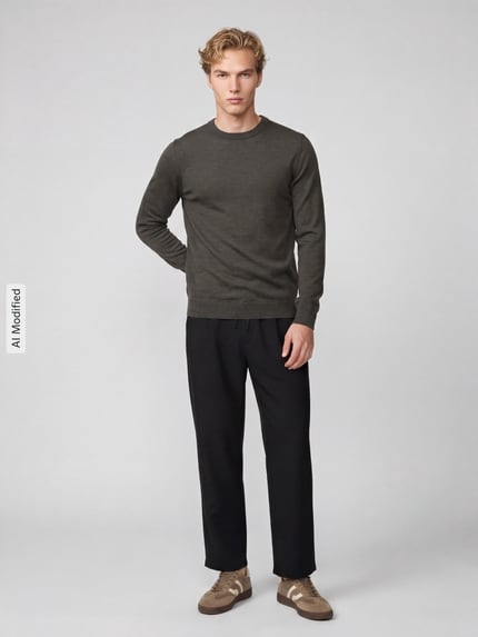 Männermodel trägt dunkelgrauen Regular Fit Pullover aus reiner Wolle Modell 'TRAY' von Selected, Herren Pullover, Ganzkörperansicht von vorne, KI-modifiziertes Bild.