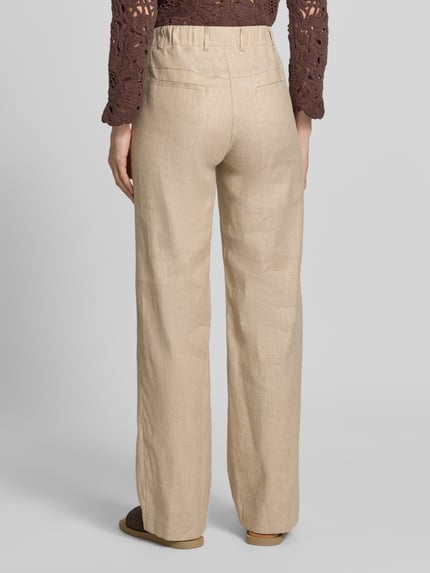 Vrouwenmodel draagt Flared Stoffhose aus Leinen-Mix van Raphaela By Brax in melange, leermix met elastische tailleband en zakken, flared fit, volledige lichaamsaanzicht achteraan.