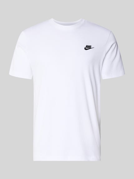 Produktfoto, T-Shirt mit Label-Stitching von Nike in Weiß, Reine Baumwolle, Regular-Fit, Rundhalsausschnitt, Rückenlänge 73 cm bei Größe M