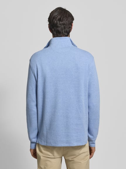 Männermodel trägt Sweatshirt mit Stehkragen van Polo Ralph Lauren, lichtblauw, katoen, regular fit, rugaanzicht, Ganzkörperansicht Rückansicht.