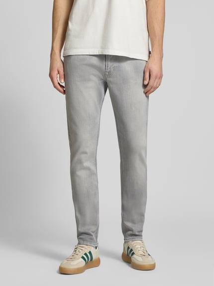 Männermodel trägt Tapered Fit Jeans aus Baumwoll-Mix Modell 'STANLEY' von Pepe Jeans in grauer Denim-Optik, 5-Pocket-Design, Ganzkörperansicht von vorne.