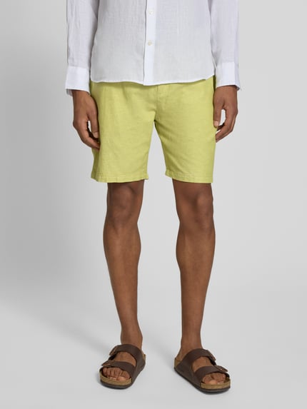 Mannenmodel draagt Shorts met elastische band van Scotch & Soda, mix van katoen en linnen, regular fit, tunnelkoord, vooraanzicht, detailopname.