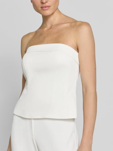 Kobiece modelka ma na sobie Bandeau-Top mit Umschlag od Jake*s Cocktail, biały materiał z domieszką stretchu, dopasowany krój, długość tyłu 30 cm w rozmiarze 36, zbliżenie na górną część ciała.