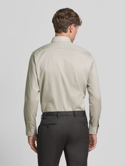 Männermodel trägt Regular Fit Business-Hemd mit Kentkragen von Christian Berg Men, Reine Baumwolle, Langärmelig, Ganzkörperansicht Rückansicht. Rückenlänge 78 cm, Schulterbreite 45 cm, Ärmellänge 65 cm bei Größe 39/40, helles glattes Hemd, dunkle Hose.