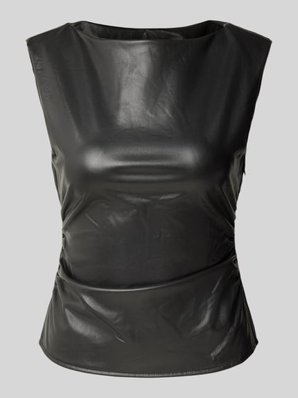 Produktfoto, schwarzes Top in Leder-Optik Modell 'SANDY' von NOISY MAY®, glatte Oberfläche, schlanker Schnitt, Rundhalsausschnitt, Rückenlänge 47 cm in S