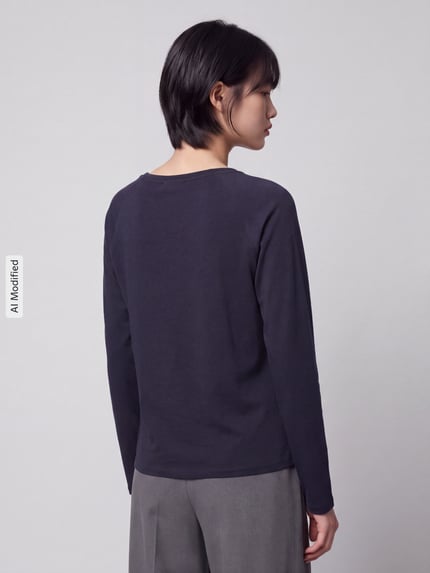 Frauenmodel trägt Relaxed Fit Langarmshirt aus reiner Baumwolle von Marc O'Polo DENIM in Dunkelblau, glatte Textur, Ganzkörperansicht Rückansicht, KI-modifiziertes Bild.