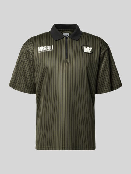Produktfoto, Regular Fit Poloshirt mit Label-Print Modell 'Lama' von Wood Wood für Herren in Olivgrün mit feinen Streifen, Polokragen und kurzem Reißverschluss, Rückenlänge bei Größe M 72 cm