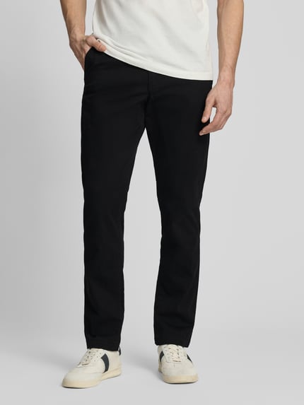 Mannenmodel draagt Slim Fit Chino met steekzakken van GAP in zwart, mix van katoen en elastaan, knoop- en ritssluiting, ganzekörpervanvoor.