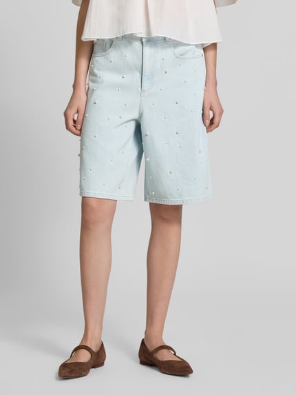 Vrouwenmodel draagt Bermudas in denimlook met parels van Jake*s Casual, puur katoen, relaxed fit, bandwijdte maat 36: 39 cm, binnenbeenlengte maat 36: 26 cm, voorkant detailopname