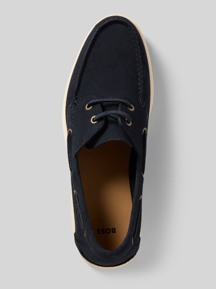 Produktfoto, Bootsschuhe aus Veloursleder von BOSS in Two-Tone-Optik mit Schnürung, marineblaues Wildleder, helle Sohle, Textur matt.