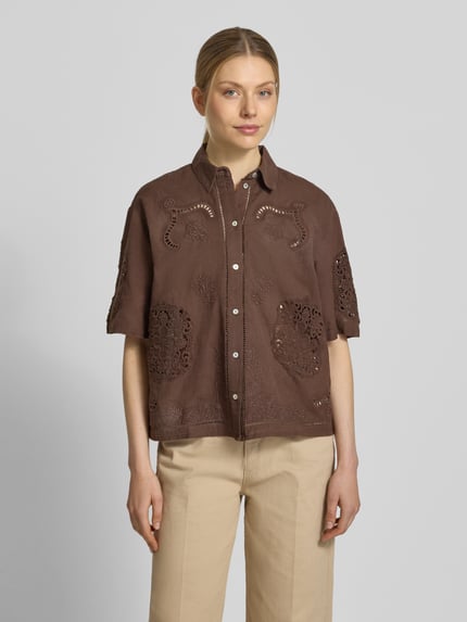Frauenmodel trägt Bluse aus Leinen-Baumwoll-Mix mit Motiv-Stitching von Jake*s Casual, braun, Gerader-Schnitt, Hemdblusenkragen, Knopfleiste, 3/4-Arm, Ganzkörperansicht von vorne.