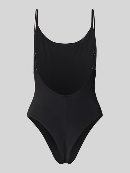 Vrouwenmodel draagt Slim Fit badpak met strass-steentjes van Guess, elastische materiaalmix, logodetail, verstelbare spaghettibandjes, rugdecolleté, geheel zwart, gladde textuur. Ganzkörperansicht van voren.