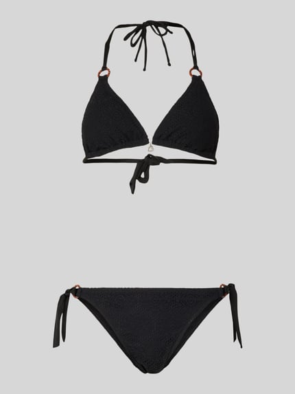 Frauenmodel trägt Bikini mit Allover-Crochet-Optik Modell 'Sunmesh' von Banana Moon, Elastischer-Material-Mix, Ganzkörperansicht von vorne.