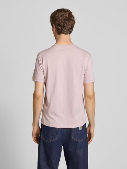 Männermodel trägt T-Shirt mit Label-Stitchings und Rundhalsausschnitt von CHAMPION aus Reine Baumwolle, Regular-Fit, Rückenlänge 69 cm, Ganzkörperansicht Rückansicht.