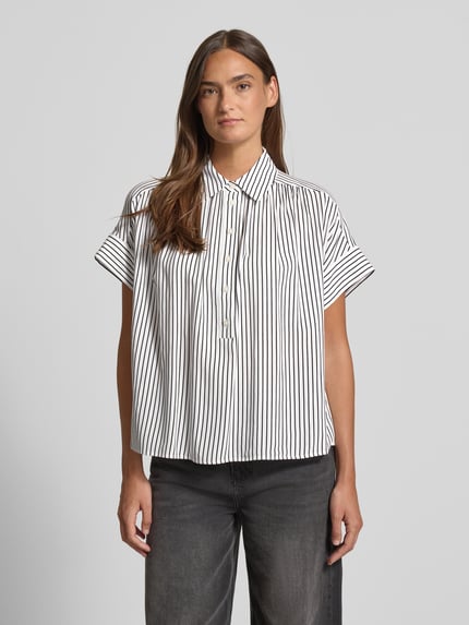Vrouwenmodel draagt Relaxed Fit blouse uit zuiver viscose, model 'Zafine' van Someday, overhemdkraag, knoopsluiting, ruglengte bij maat 36: 63 cm, wit met zwarte strepen, voorkantopname bovenlichaam.