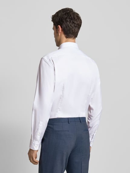 Männermodel draagt Modern Fit Business-Hemd mit haikraag van Jake*s in puur katoen, wit, knoopsluiting, ruglengte 80 cm, schouderbreedte 45 cm, mouwlengte 65 cm, geheel van achteren.