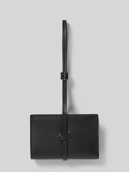 Produktfoto, Portemonnaie mit Schlaufenverschluss Modell 'PEBBLE' von CK Calvin Klein, schwarze Farbe, Strukturmuster, Damen, Hauptfach, Münzfach mit Reißverschluss, Steck-, Karten- und Scheinfächer