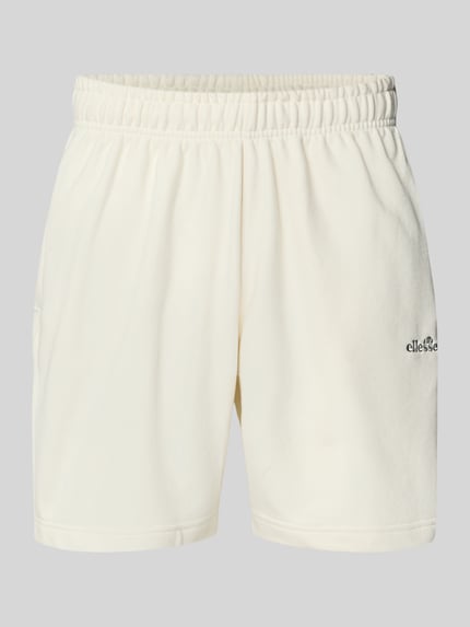 Produktfoto, kremowe szorty z mieszanki bawełny, krój relaxed fit, wyhaftowane logo, kieszenie, model 'ZANICA' od Ellesse, szerokość w rozmiarze M: 43 cm, długość wewnętrzna nogawki w rozmiarze M: 18 cm
