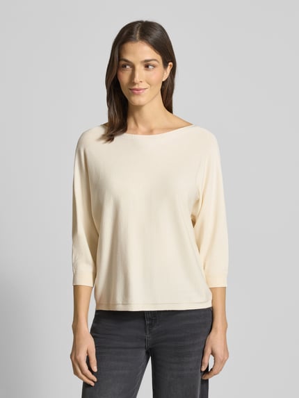Frauenmodel trägt Strickpullover aus Viskose-Mix mit rückseitiger Schnürung von Comma, Regular-Fit, U-Boot-Ausschnitt, 3/4-Arm, Ganzkörperansicht von vorne.