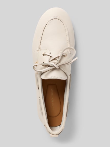 Produktfoto, Loafer aus echtem Leder von Tommy Hilfiger in Optik: Unifarben Lederoptik mit runder Schuhspitze, Blockabsatz, strukturiertem Sohle, Logo-Detail, Schnürung, Schlupf/offen, Materialverarbeitung Glattleder, Material echtes Leder