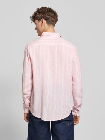 Mannelijk model draagt Regular Fit Leinenhemd met Viskose-Anteil Modell 'Bobby' van Blend in lichtroze met witte strepen, langemouwen, sportmanchetten, Kent-kraag, doorknoopsluiting, linnenmix; ruglengte 78 cm, schouderbreedte 39 cm, mouwlengte 67 cm, rugaanzicht volledige lichaamsweergave.