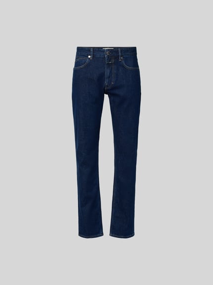 Produktfoto, Straight Fit Jeans mit Logo-Patch von Closed, niebieski denim, 5 kieszeni, bawełniana mieszanka elastyczna, krój straight fit, długość nogawki 80 cm, szerokość w rozmiarze 44 cm, zapięcie na guzik i zamek
