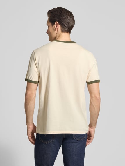Männermodel trägt Herren T-Shirt mit Motiv-Print Modell 'NO PLAN TO LEAVE' von Guess, reine Baumwolle, Regular-Fit, Rückansicht.