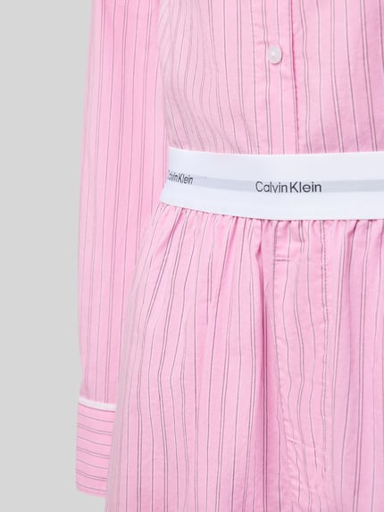 Frauenmodel trägt Pyjama mit Label-Stitching von Calvin Klein Underwear aus reiner Baumwolle im Relaxed-Fit, Nahaufnahme Oberkörper.