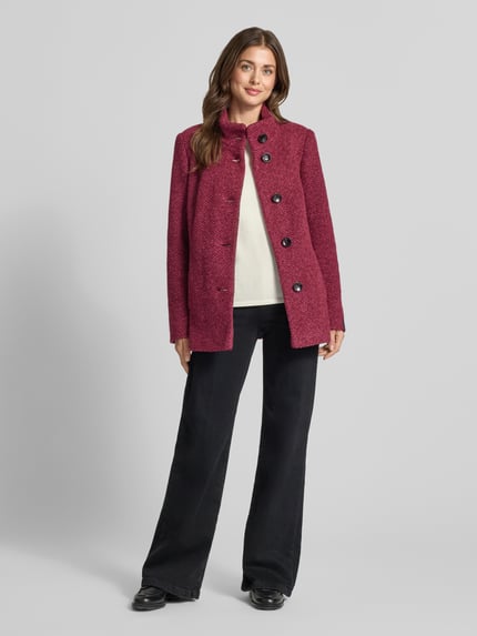 Frauenmodel trägt Jacke mit Stehkragen Modell 'JANINE' von Milo Coats in Weinrot, Material-Mix mit Schurwolle, Knopfverschluss, Vorderansicht, Ganzkörperansicht von vorne.