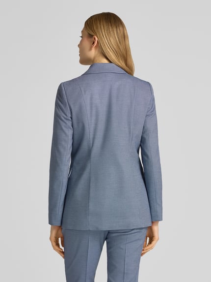 Frauenmodel trägt Regular Fit Blazer mit Viskose-Anteil von comma in Hellblau, glatte Textur, Reverskragen, Pattentaschen, Ganzkörperansicht Rückansicht