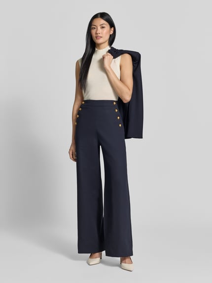 Frauenmodel trägt Weite Hose aus reiner Baumwolle Modell 'BETULLA' von Max Mara, dunkelblau, goldene Knöpfe, Damen Weite Hose von Max Mara Studio, Ganzkörperansicht von vorne.