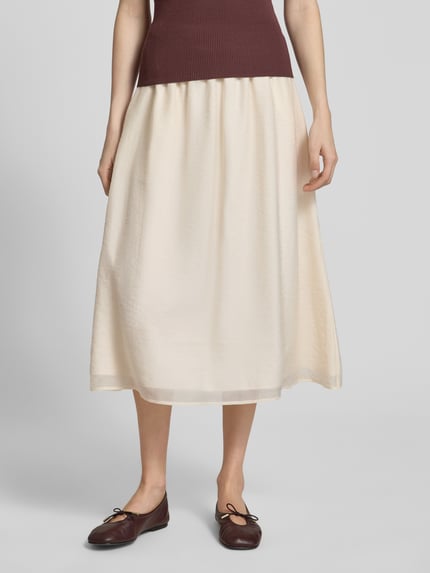 Vrouwenmodel draagt midirok met elastische band model 'Ronna flow' van OPUS, lyocellmix, A-lijn, crèmekleur, Ganzkörperansicht van voren.