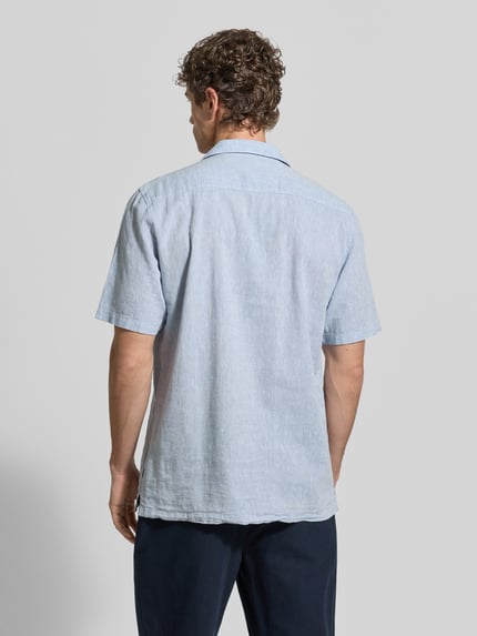 Männermodel trägt Relaxed Fit vrijetijdsoverhemd van mix van katoen en linnen van Lindbergh in lichtblauw, ruglengte maat M 76 cm, schouderbreedte 47 cm, mouwlengte 25 cm, knoopsluiting, reverskraag, mix van gladde en luchtige texturen, ganzkörperansicht rückansicht.