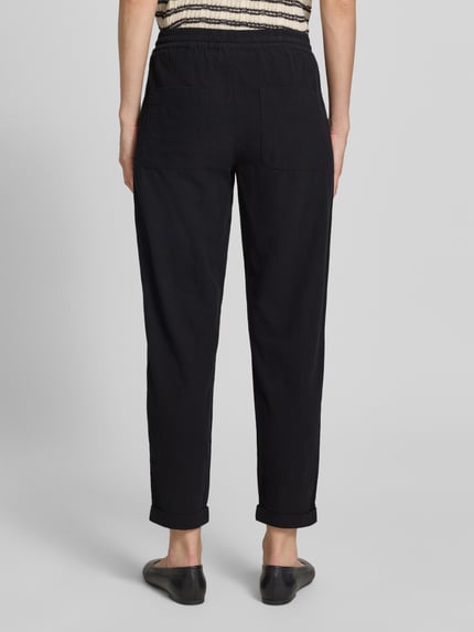 Frauenmodel trägt Hose mit elastischem Bund und Tunnelzug Modell 'Cissie' von Soyaconcept aus Reine Baumwolle, Relaxed-Fit, Ganzkörperansicht Rückansicht.