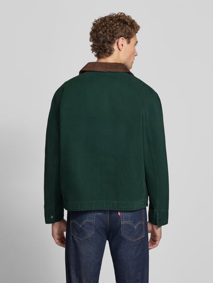 Männermodel trägt Regular Fit Jacke aus reiner Baumwolle von MCNEAL in Dunkelgrün mit Cord-Umlegekragen, Rückenansicht, Nahaufnahme Oberkörper.