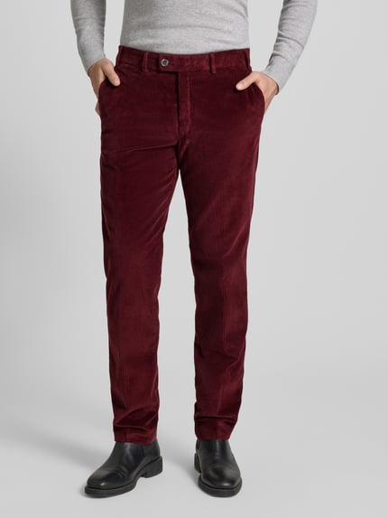 Männermodel trägt Cordhose mit Gesäßtaschen Modell 'PARMA' von Hiltl, Reine Baumwolle, Gerader-Schnitt, Nahaufnahme Oberkörper.