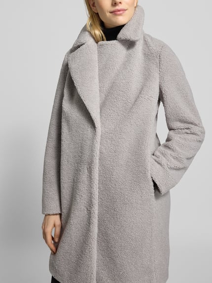Frauenmodel trägt Teddymantel mit Reverskragen von CH. BERG WOM. SELECTION, hellgrau, unifarbene Struktur, Regular Fit, Longline, Nahaufnahme Oberkörper