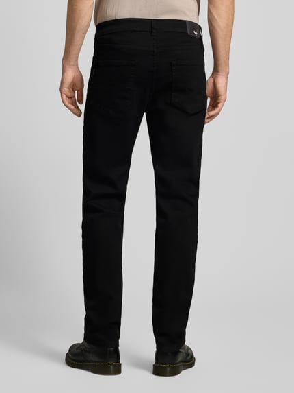 Männermodel trägt Straight Fit Jeans aus Baumwoll-Mix Modell 'CASH' von Pepe Jeans in Optik: Unifarben, Ganzkörperansicht Rückansicht.
