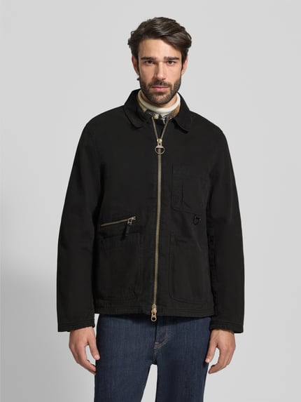 Männermodel draagt Regular Fit Hemdjacke uit puur katoen Model 'COVE' van Barbour, look: effen, platte kraag met corduroy, lange mouw, tweewegritssluiting, applicatie met labelstitching, trensje rompzoom, Ganzkörperansicht van voren.