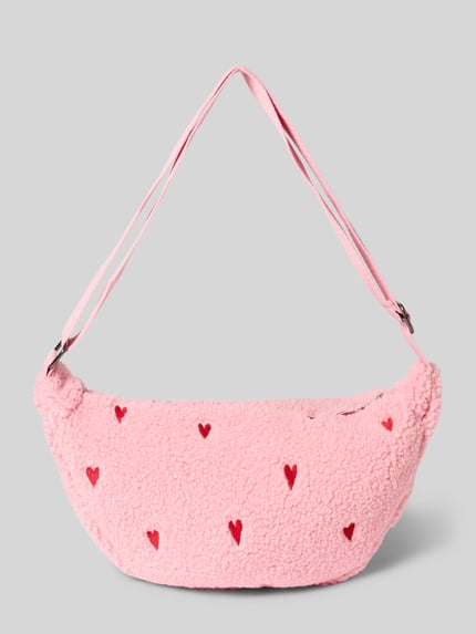 Produktfoto, Shoulder Bag aus Teddyfell von Studio Noos w kolorze różowym, wyhaftowany motywem na całej powierzchni, naszywka z logo, szerokość w rozmiarze 1: 40 cm, długość w rozmiarze 1: 20 cm, głębokość w rozmiarze 1: 10 cm, długość paska na ramię w rozmiarze 1: 62 cm, główna przegroda zamek błyskawiczny, regulowany pasek na ramię, futerko