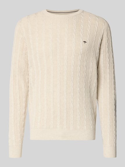 Produktfoto, Sweter z dzianiny z bawełny w kolorze kremowym, krój slim fit, ścieg warkoczowy, wyhaftowane logo, okrągły dekolt, Strickpullover mit Zopfmuster und Label-Stitching od Fynch-Hatton, długość tyłu 69 cm, długość rękawów 70 cm.