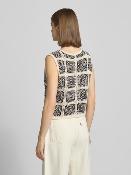 Vrouwenmodel draagt Regular Fit bodywarmer uit katoenmix model 'LOA' van Only in tweekleurige look met striksluiting, tricotlook, achteraanzicht geheel lichaam.