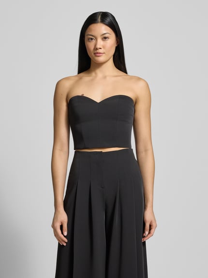 Modelka kobieca nosi Slim Fit Top im schulterfreien Design od Jake*s Cocktail, czarny, gładka tekstura, widok całej sylwetki z przodu.
