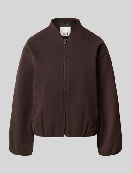 Produktfoto, Jacke mit Stehkragen und Reißverschluss Modell 'JANNET' von ICHI in Braun, Regular Fit, glatte Textur, Eingrifftaschen, Vorderansicht.