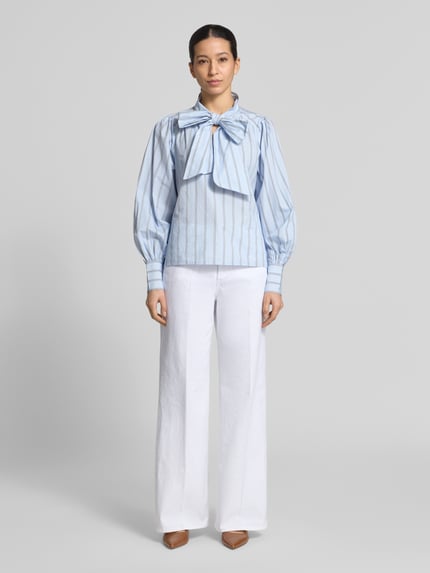 Kobiece modelka nosi Wide Leg Jeans aus Baumwoll-Mix od s.Oliver RED LABEL, efekt: jednolity kolor, krój wide fit, wysoki stan, 5 kieszeni, detal z logo, zapięcie na guzik i zamek błyskawiczny, mieszanka bawełny, tkanina stylizowana na denim, widok całej sylwetki z przodu