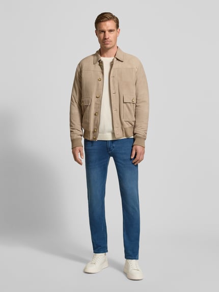 Männermodel trägt Slim Fit Jeans mit 5-Pocket-Design van Christian Berg Men, blauwe kleur, bio-katoenmengsel met stretch, ganzkörperansicht von vorne.
