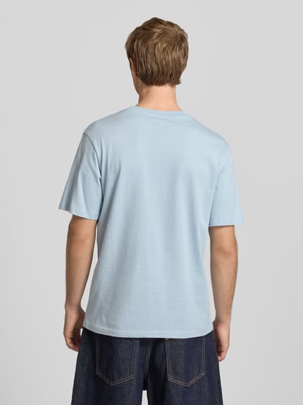Mannenmodel draagt T-shirt met Label-Print en ronde hals van Jack & Jones, puur katoen, regular fit, ruglengte maat M 70 cm, geheel van achteren