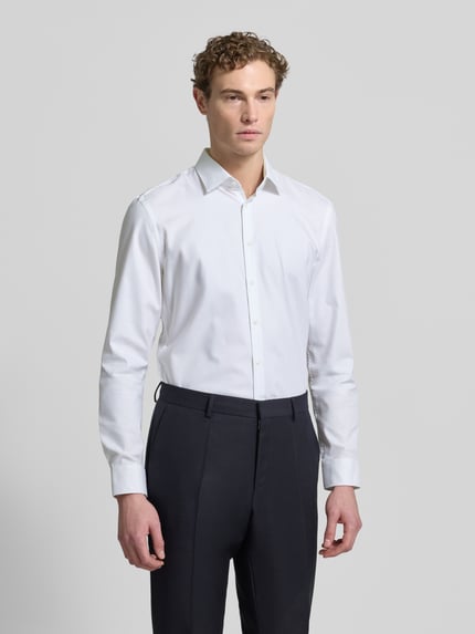 Männermodel trägt Super Slim Fit Businesshemd mit Kentkragen von Jake*s, Optik: Unifarben, Baumwoll-Elasthan-Mix, Ganzkörperansicht von vorne.