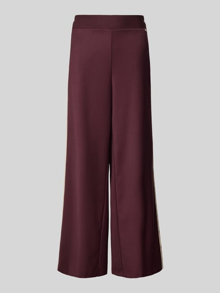 Produktfoto, Stoffhose mit weitem Bein und elastischem Bund von Rinascimento, bordowy kolor, szerokie nogawki, kieszenie, detal z logo, widoczny materiał z domieszką wiskozy