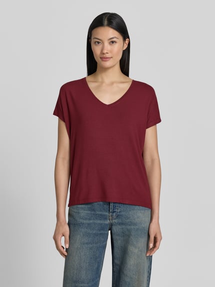 Vrouwenmodel draagt Relaxed Fit T-shirt uit viscosemix van s.Oliver RED LABEL in bordeauxrood, effen, zachte textuur, geheel vooraanzicht